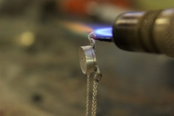 soudure au chalumeau pendant la formation en bijouterie niveau initiation